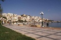 Η γραφική προβλήτα της πόλης μπρος και πίσω από τους υπέροχους φοίνικες